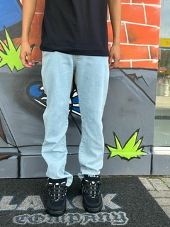 CALÇA RETA JEANS CLARA