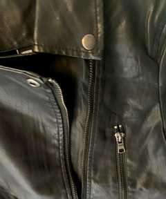 Campera de eco cuero NA en internet