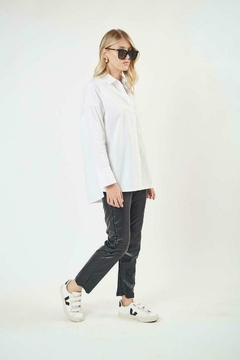 Camisa con tajo en internet