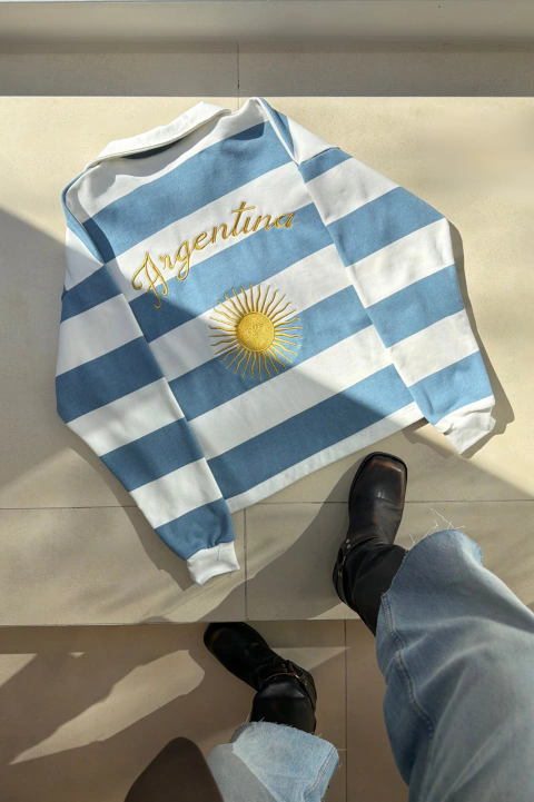 ART. INV26198 - Buzo Cuello Polo con Bordado Trasero ARGENTINA