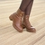 BOTA COTURNO MOLECA CARAMELO 5338212 - comprar online