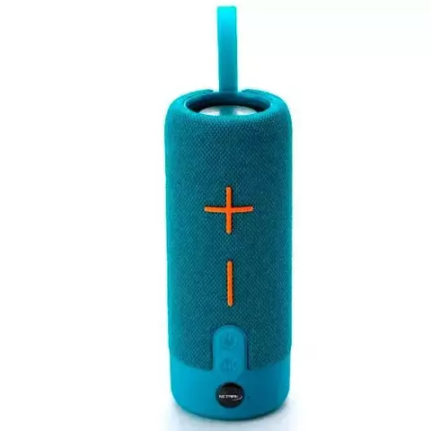 Parlante portátil Netmak color azul con botones de control y asa para transporte.