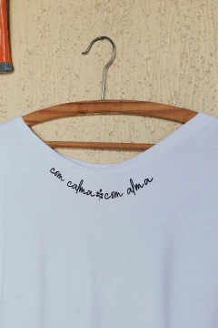 T-shirt radiosa Com calma na internet