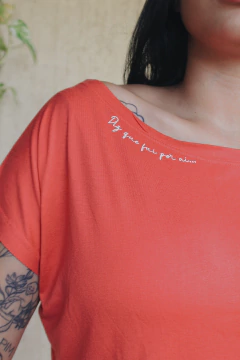 Cropped com manga Por aí