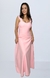 Modelo vestindo um vestido longo rosa com alça larga e bolso, em fundo neutro.