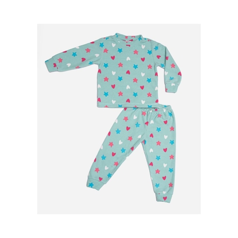 Na imagem, uma menina veste um pijama infantil feminino com estampa divertida de nuvens e estrelas