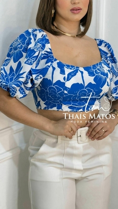 Cropped Feminino Manga Curta Estampado Tropical Azul e Branco - comprar online