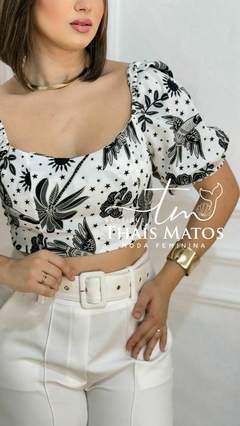 Cropped Feminino Manga Curta Estampado Tropical Preto