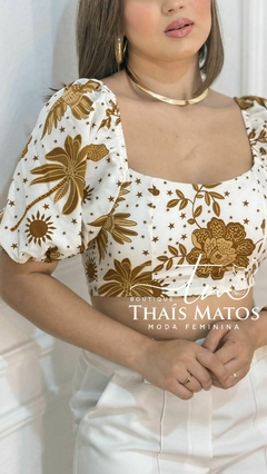 Cropped Feminino Manga Curta Estampado Tropical Marrom