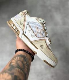 Louis Vuitton bege c branco na internet