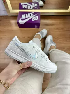Dunk low Off/Cinza logo holografica - Jc imports