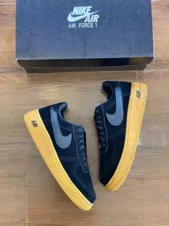 NIKE Air Force Camurça Preto/Sola caramelo na internet