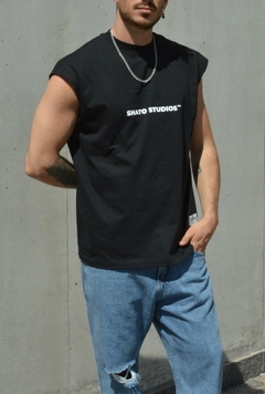 MUSCULOSA OVERSIZE MAIN