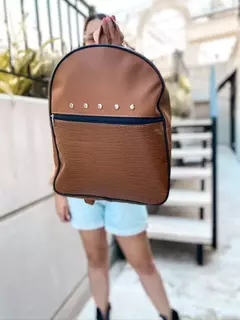 MOCHILA IBIZA (BEIGE-CON TACHAS) en internet