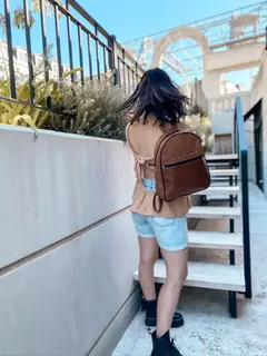 MOCHILA IBIZA (BEIGE-CON TACHAS) - AHORA VISTE FINO