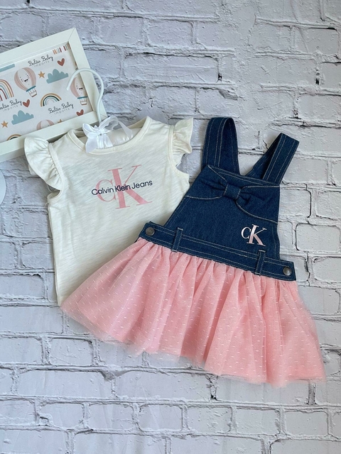 Salopete e Camiseta Calvin Klein