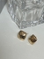 B0048 Brinco quadrado com detalhes ouro