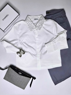 CAMISA CROPPED COM GOLA DETALHADA