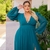-Vestido verde escuro com mangas, fenda e decote -(Moda plus size) - graciosa plus size