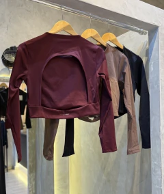 BLUSA POLIAMIDA LISA COM ABERTURA COSTAS