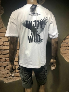 Remera Over ENJOY - Hay Que Ser Fuerte