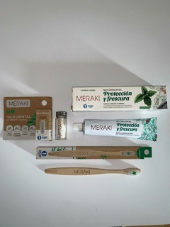 Cepillo de dientes, pasta en gel e hilo dental Meraki