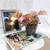 MACETA DE MIMBRE CON FLORES ARTIFICIALES en internet