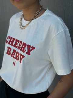Camiseta feminina Cherry Baby - Off White na internet