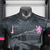Camisa Nike Third do Chelsea para a temporada 24/25, na cor preta com detalhes em rosa, na versão jogador.