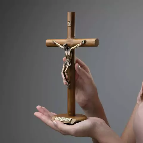 Crucifixo Madeira Cilíndrica 26cm Mesa Ouro Velho (Eis O Cordeiro De Deus!) - comprar online