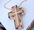 Colar crucifixo colorido em zirconias