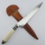 Cuchillo campero de 20 cm con acero negro y mango de ciervo, acompañado de una funda de cuero.