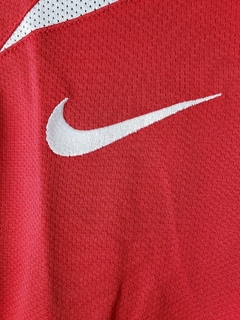 Camisa Retrô Manchester United I 2005 - Masculina Nike - Vermelha com detalhes em preto e branco - Suprema Esportes | Camisas de Time