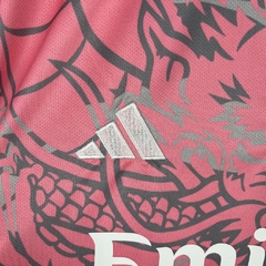 Camisa Real Madrid Edição Especial 23/24 - Torcedor Adidas Masculina - Rosa com detalhes em branco e cinza - Suprema Esportes | Camisas de Time