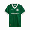 Manto verde exclusivo do Palmeiras 2025, edição home fabricada pela Puma, com gola branca e detalhes clássicos. Camisa premium inspirada na tradição alviverde, perfeita para torcedores apaixonados e colecionadores exigentes.