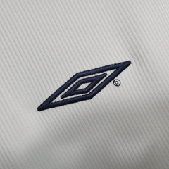 Camisa Retrô Manchester United II 99/00 - Masculina Umbro - Branca com detalhes em azul - Suprema Esportes | Camisas de Time
