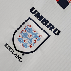 Camisa Retrô Seleção da Inglaterra I 1998 - Masculina Umbro - Branca com detalhes em azul e vermelho - Suprema Esportes | Camisas de Time