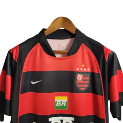 Camisa Flamengo I Retrô 03/04 Torcedor Masculina - Vermelha com detalhes em Preto e amarelo - Suprema Esportes | Camisas de Time