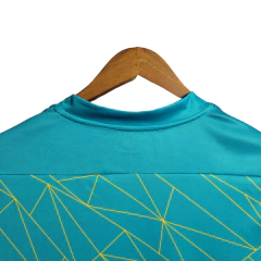 Camisas Wolverhampton II 22/23 - Torcedor Castore Masculina - Azul com detalhes em amarelo - comprar online