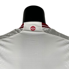 Camisa Manchester United III 23/24 - Jogador Adidas Masculina - Branca com detalhes em vermelho e preto