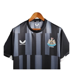 Camisa Newcastle Treino II 23/24 - Torcedor Castore Masculina - Preta com detalhes em cinza na internet