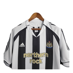 Camisa Newcastle Retrô 04/06 - Adidas Masculina - Branca com listras pretas na internet