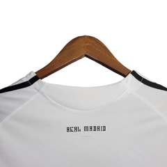 Camisa Retrô Real Madrid I 09/10 - Masculina Adidas - Branca com detalhes em preto e amarelo - comprar online