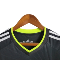 Imagem do Camisa Retrô Real Madrid II 2010/2011 manga longa - Masculina Adidas - Preta com detalhes em branco e amarelo