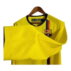 Camisa Retrô Barcelona II 08/09 manga longa - Masculina Nike - Amarela com detalhes em azul e vermelho - comprar online