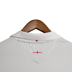 Camisa Retrô Seleção da Inglaterra I 2005 - Masculina Umbro - Branca com detalhes em vermelho - comprar online