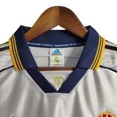 Imagem do Camisa Retrô Real Madrid I 98/00 - Masculina Adidas - Branca com detalhes em azul e amarelo