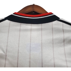 Imagem do Camisa Retrô Manchester United II 1983 - Masculina Adidas - Branca com detalhes em vermelho e preto