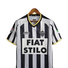 Camisa Retrô Atlético Mineiro I 2003 - Umbro Masculina - Branca e preta com detalhes em amarelo e com patrocínio - comprar online