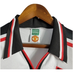 Camisa Retrô Manchester United 98/99 - Masculina Umbro - Branca com detalhes em preto e vermelho - comprar online